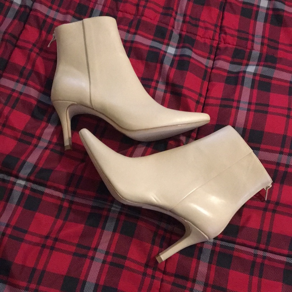 RAYE x House of Harlow 1960 nude booties